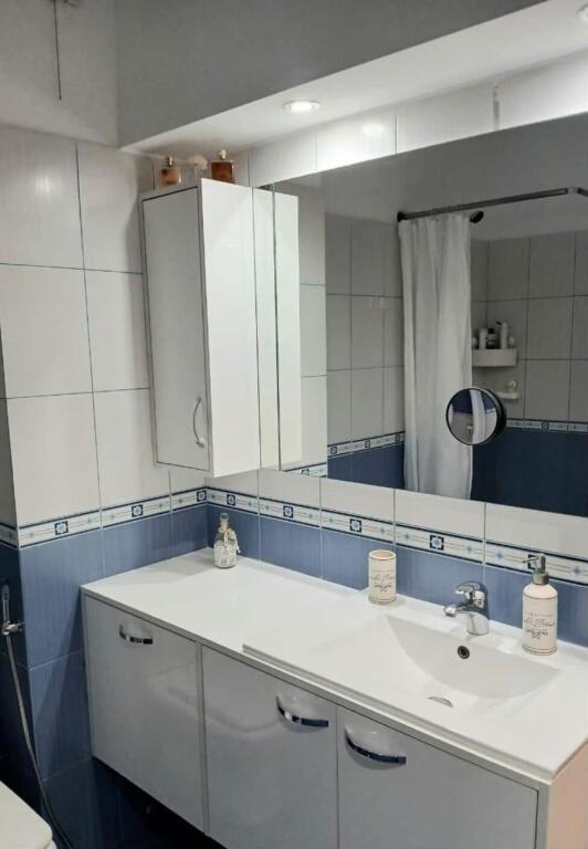 Apartament 2+1, Fresku!