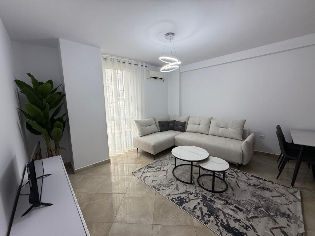 Apartament me qira – 2+1, 85 m², totalisht i mobiluar – Rruga e Barrikadave, pranë qendrës