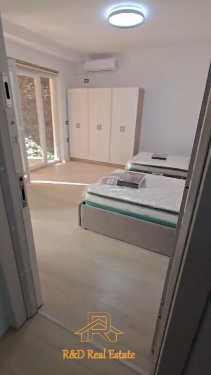 Shtëpi me qira – Në qendër të Tiranës (pas Muzeut Historik, mbi BKT)