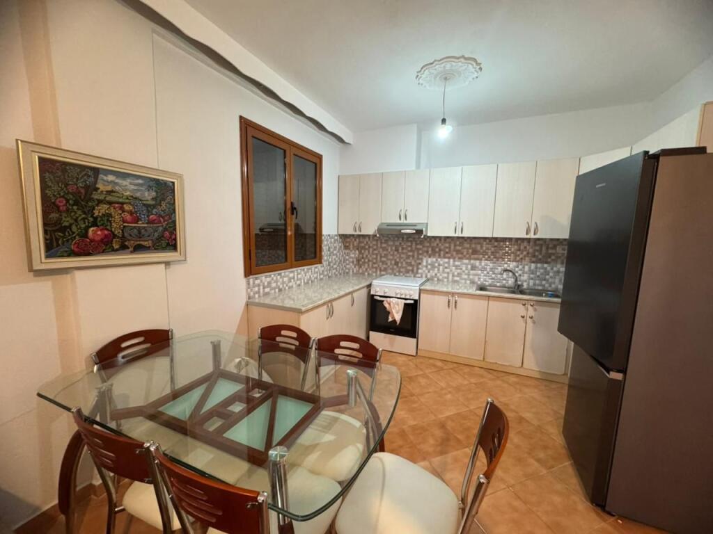 Jepet me qira apartament modern 2+1, pranë Kristal Center!