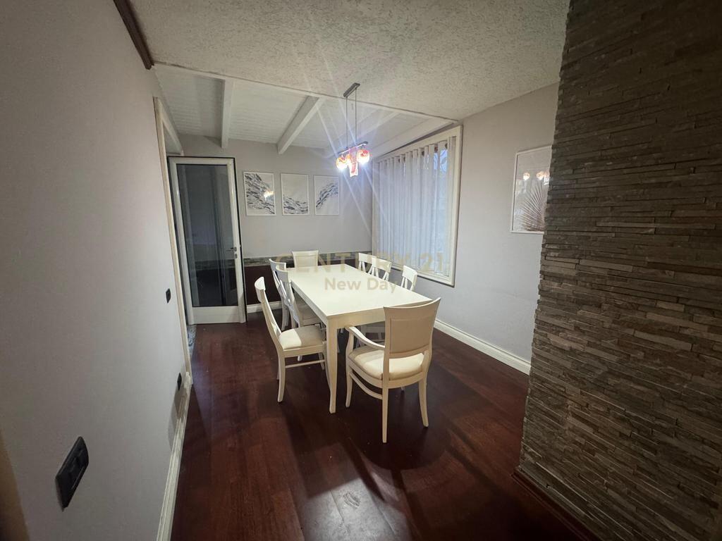 Shitet Apartament 2+1+2 , zona Mali Robit.