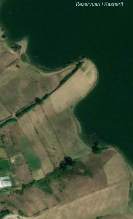 Shitet tokë arë pranë Liqenit të Kasharit – mundësi ideale investimi