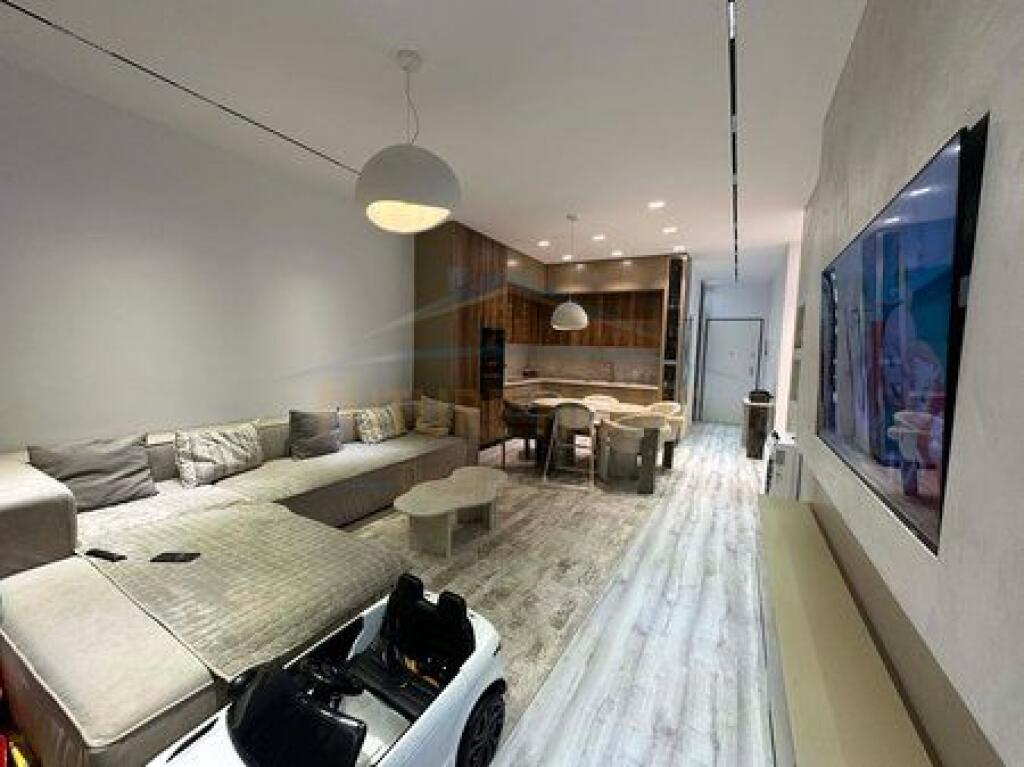 Shitet, Apartament 2+1, Emerald Center, 5 Maj