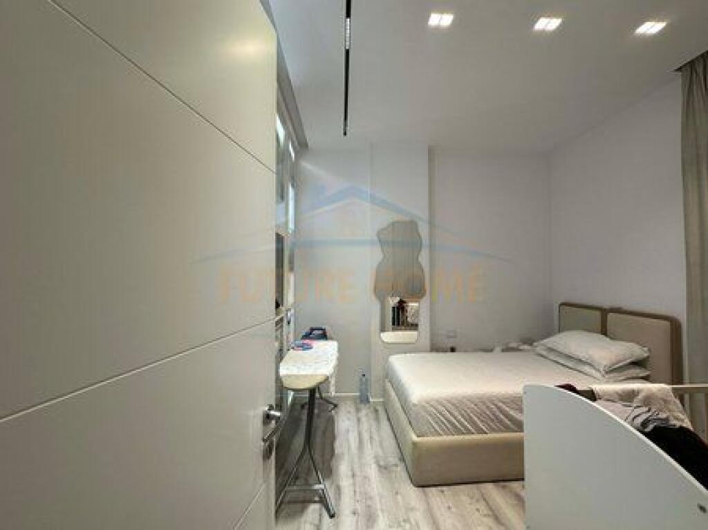 Shitet, Apartament 2+1, Emerald Center, 5 Maj