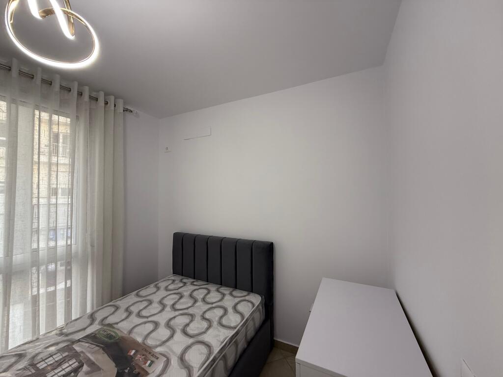 Apartament me qira – 2+1, 85 m², totalisht i mobiluar – Rruga e Barrikadave, pranë qendrës