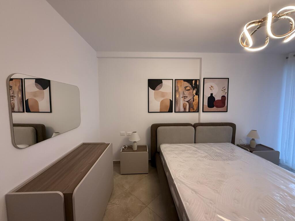 Apartament me qira – 2+1, 85 m², totalisht i mobiluar – Rruga e Barrikadave, pranë qendrës