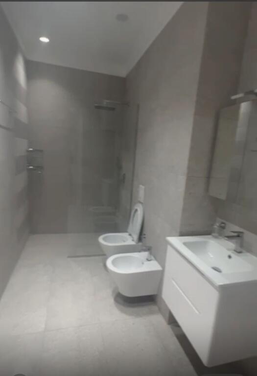 Apartament luksoz 1+1 me parkim per qira prane Air Albania