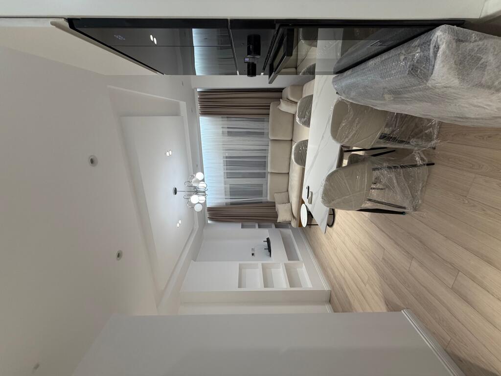 Jepet me qera apartament 2+1 i mobiluar + garazh Rruga Myslym Shyri