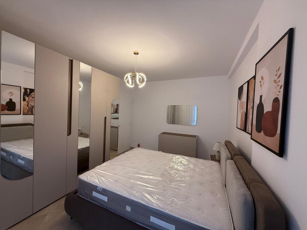 Apartament me qira – 2+1, 85 m², totalisht i mobiluar – Rruga e Barrikadave, pranë qendrës