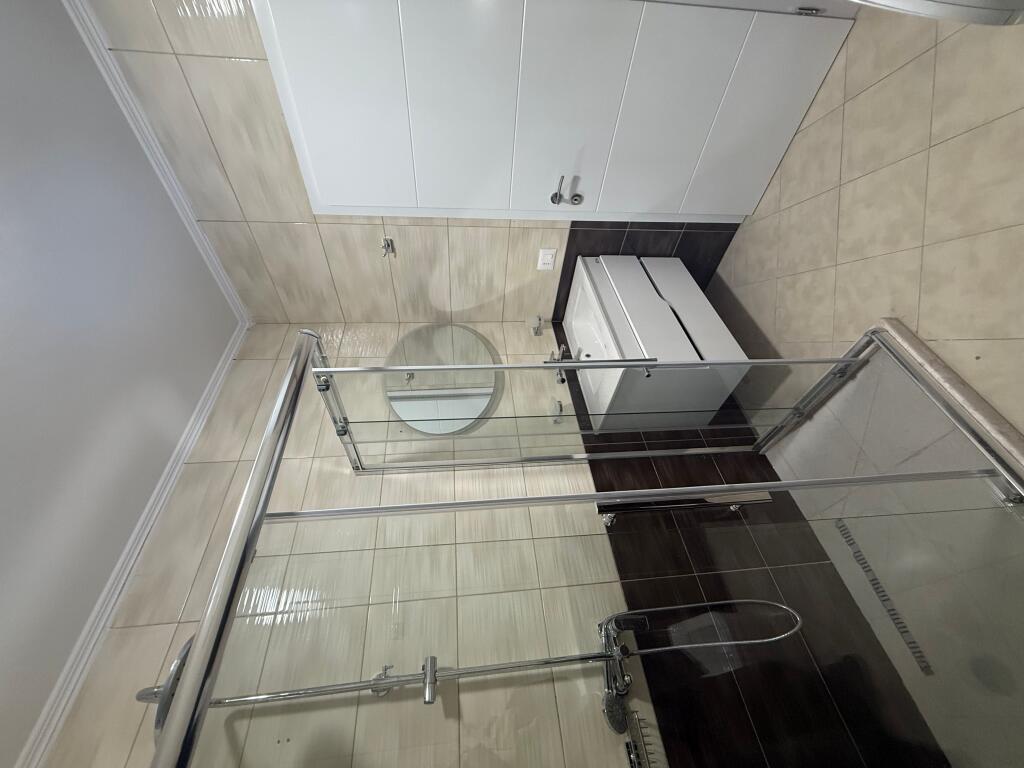 Apartament me qira – 2+1, 85 m², totalisht i mobiluar – Rruga e Barrikadave, pranë qendrës