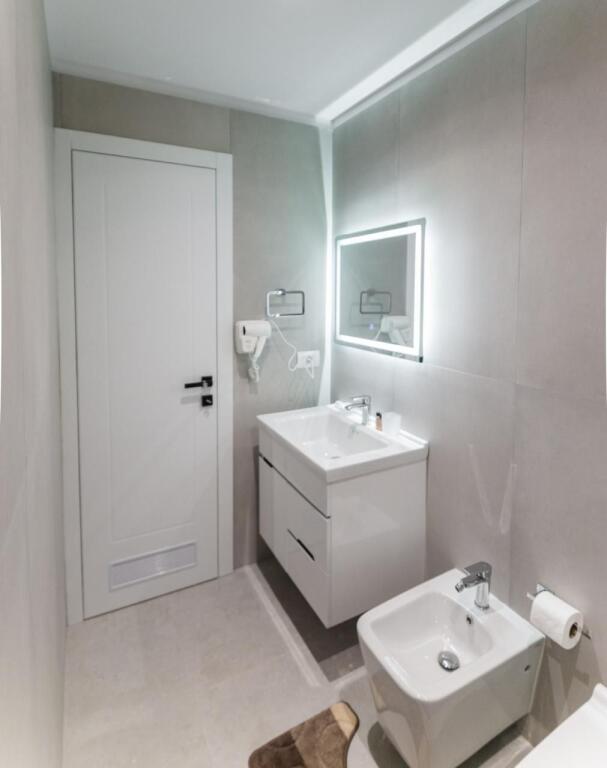 🏡 Jepet me qira Apartament 1+1 📍 Pas Ambasadës Amerikane / pranë shkollës “Osman Myderizi” 💶 60.000 lekë / muaj