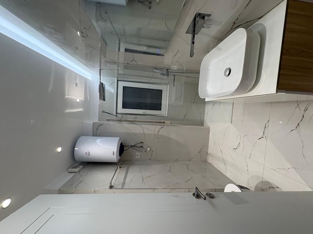 Jepet me qera apartament 2+1 i mobiluar + garazh Rruga Myslym Shyri