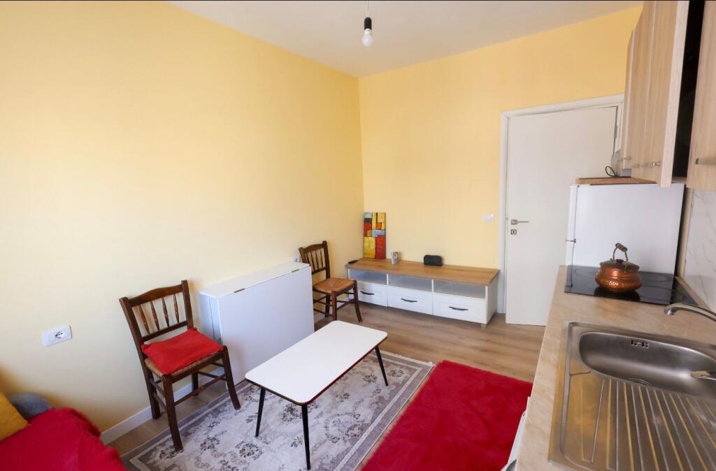 Jepet me Qira Apartamet 1+1. 📍  Shkoze