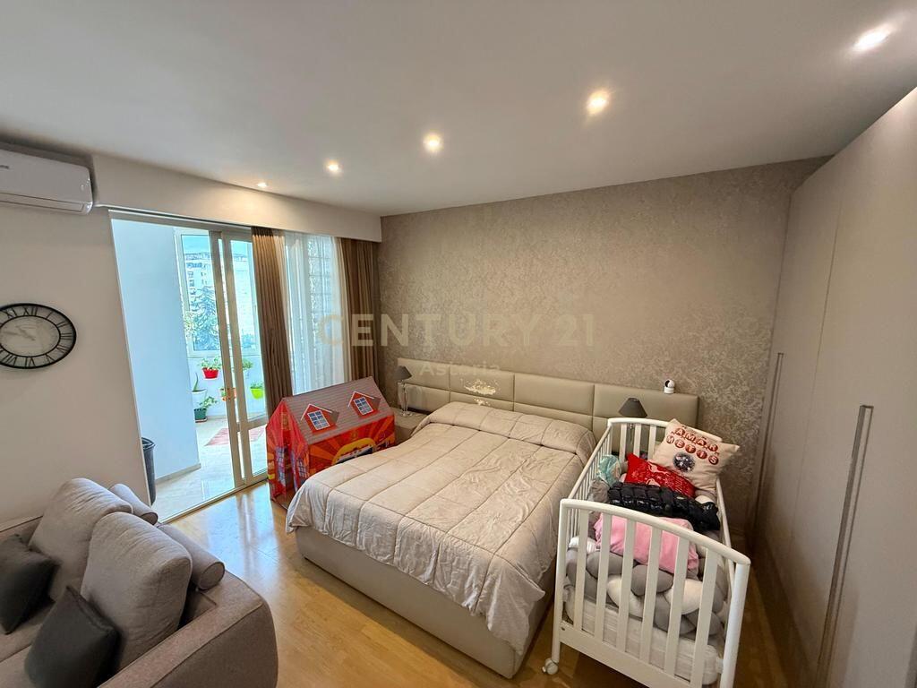 Apartament modern 2+1+2 në rrugën Fortuzi – investim dhe komfort në një nga zonat më të vlerësuara të Tiranës