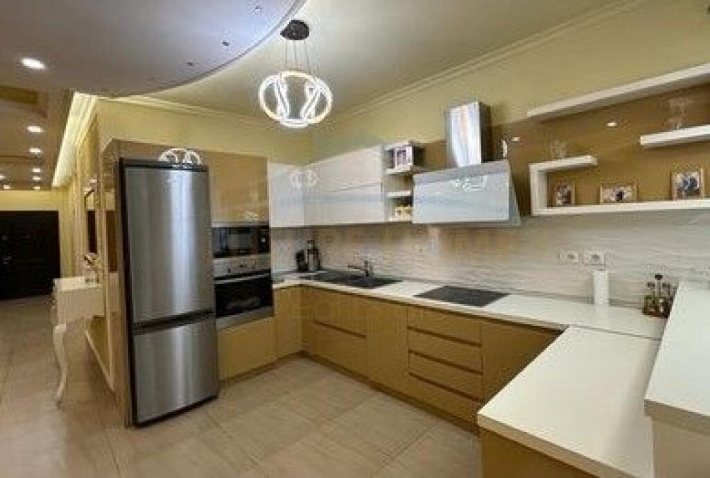 Shitet, Penthouse, Rruga e Dajtit, Fresku