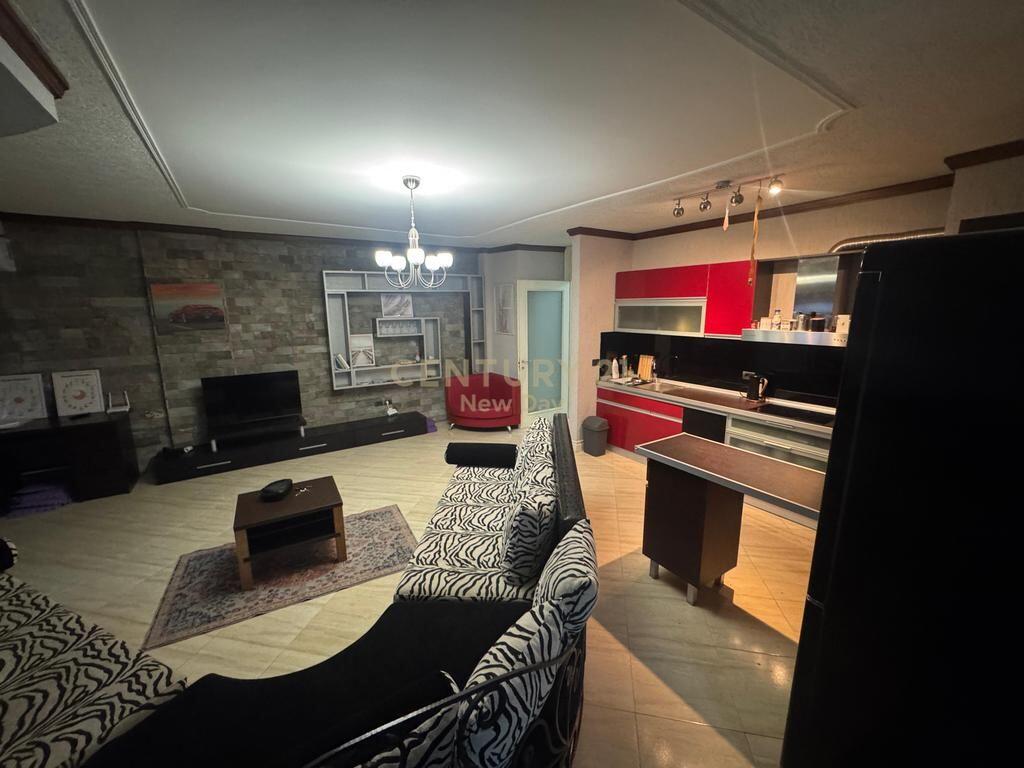 Shitet Apartament 2+1+2 , zona Mali Robit.