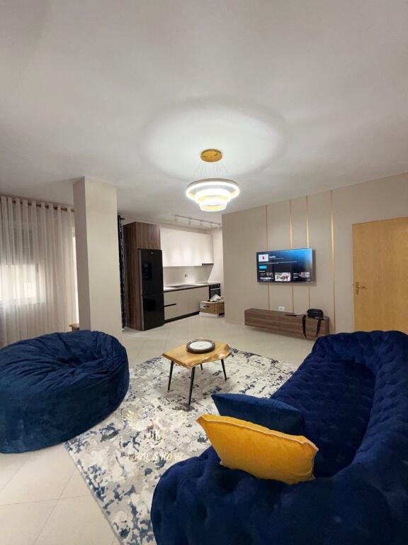 🏡 APARTAMENT ME QIRA 2+1 me 2 ballkone PAMJE NGA DETI 📍 Vendndodhja: Ura e Dajlanit, Plazh