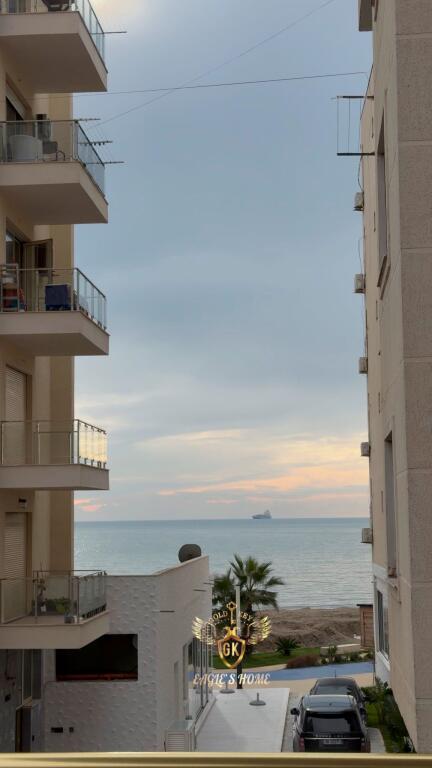 🏡 APARTAMENT ME QIRA 2+1 me 2 ballkone PAMJE NGA DETI 📍 Vendndodhja: Ura e Dajlanit, Plazh