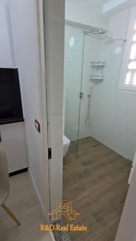 Shtëpi me qira – Në qendër të Tiranës (pas Muzeut Historik, mbi BKT)