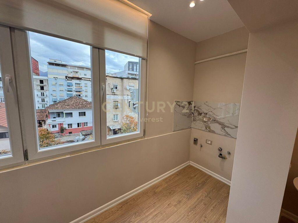 Garsoniere per shitje prane Qendres, Rruga e Barrikadave