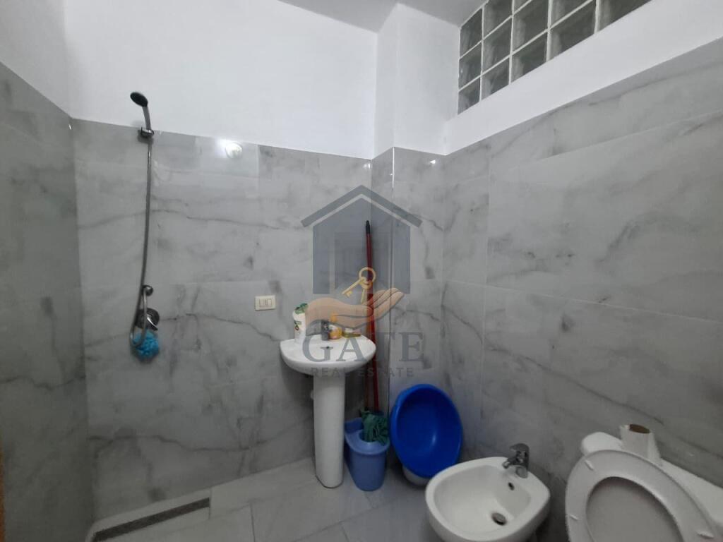 Shitet apartament 1+1 në Plazh Iliria, Durrës – Kati i 2-të me ashensor.