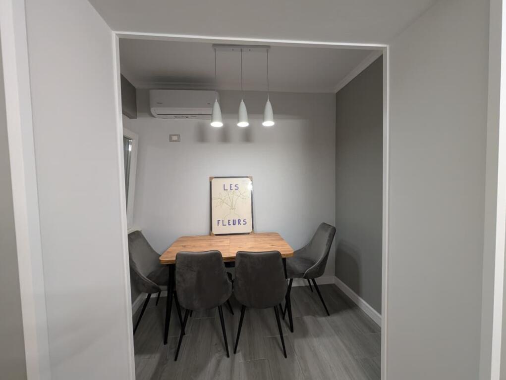 Jepet  apartament 1+1 me qera   tek  Pazari i Ri 600€.
