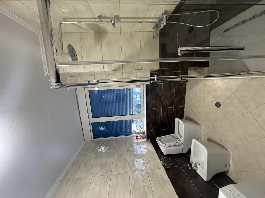 Apartament me qira – 2+1, 85 m², totalisht i mobiluar – Rruga e Barrikadave, pranë qendrës