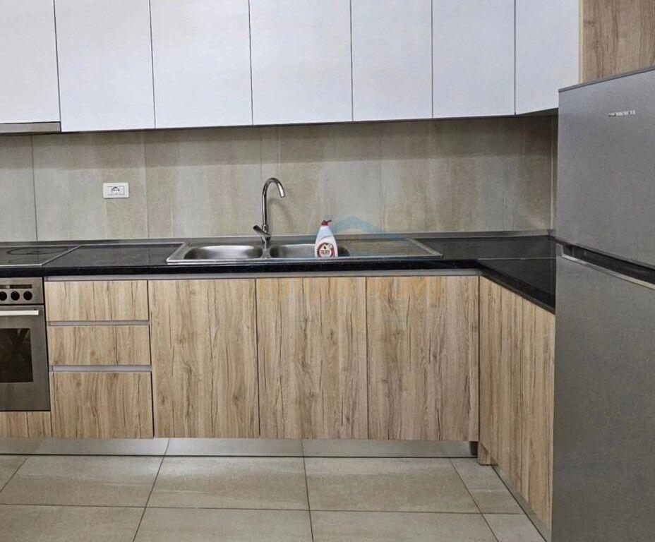 Apartament me qera 1+1 , ne zonen e kopshtit botanik prane xhamise