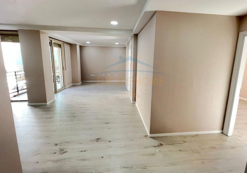 Ambient  me qira – Komuna e Parisit, Tiranë