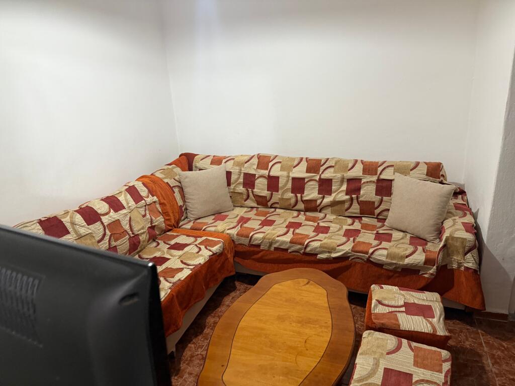 Collina Siri, casa 1+1 in affitto 30.000 leke