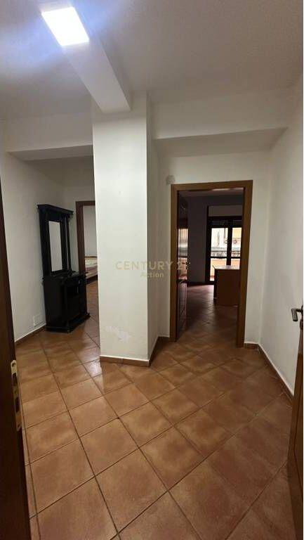 Jepet me qira 3+1 per zyre te Komuna e Parisit.