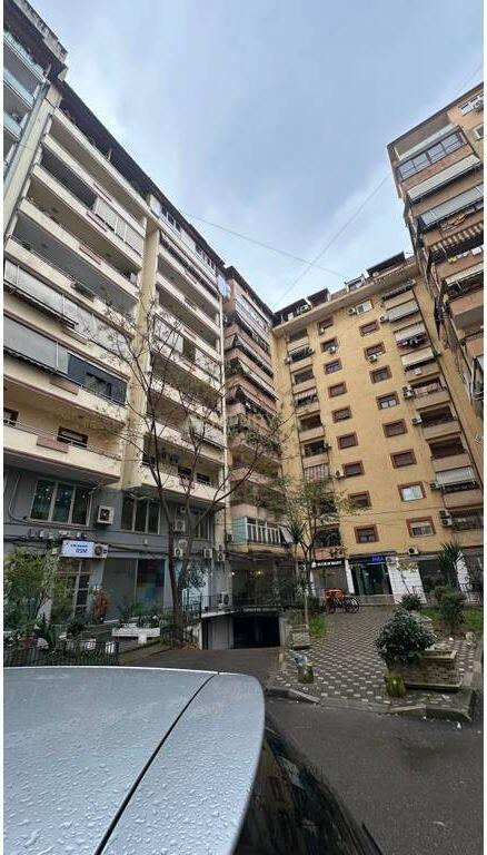 Jepet me qira 3+1 per zyre te Komuna e Parisit.