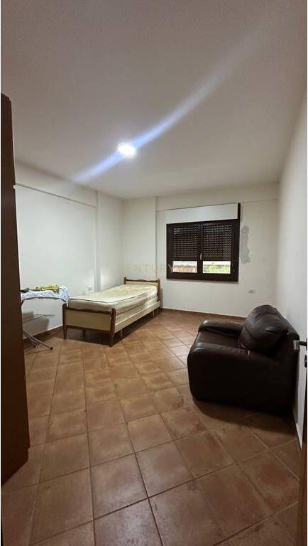 Jepet me qira 3+1 per zyre te Komuna e Parisit.