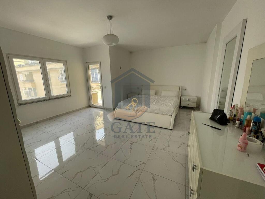 Shitet, Apartament 3+1 tek Shkembi i Kavajes