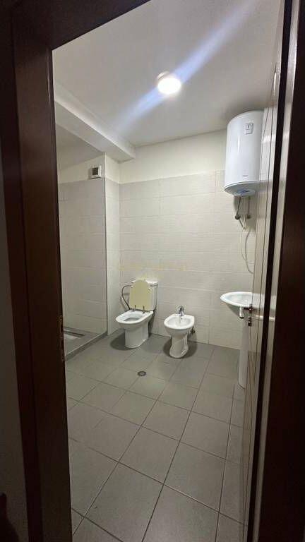 Jepet me qira 3+1 per zyre te Komuna e Parisit.