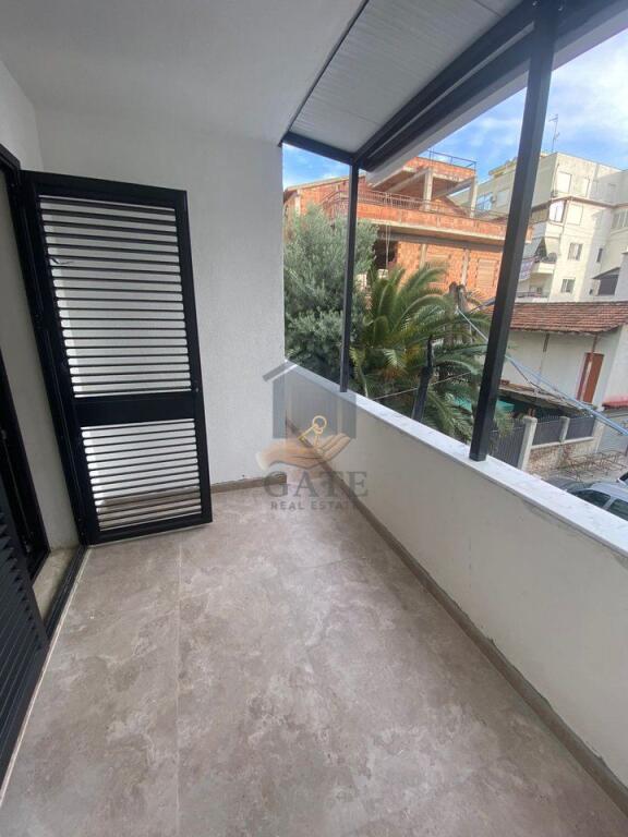 Locale commerciale in affitto al primo piano, vicino alla strada principale