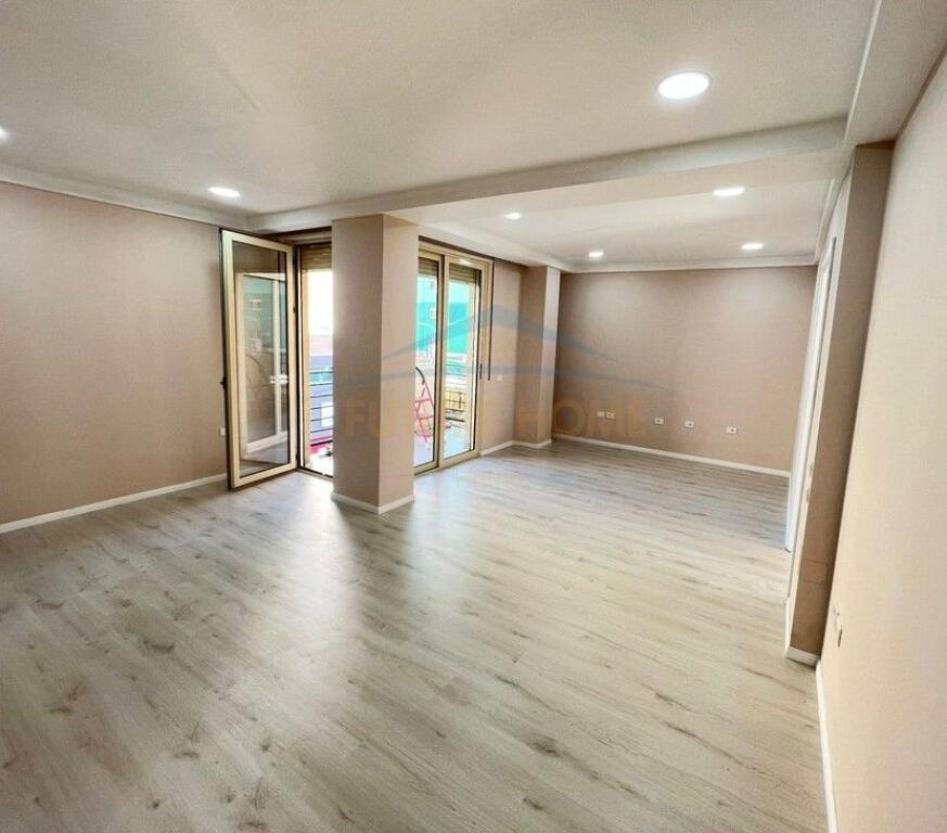 Ambient  me qira – Komuna e Parisit, Tiranë