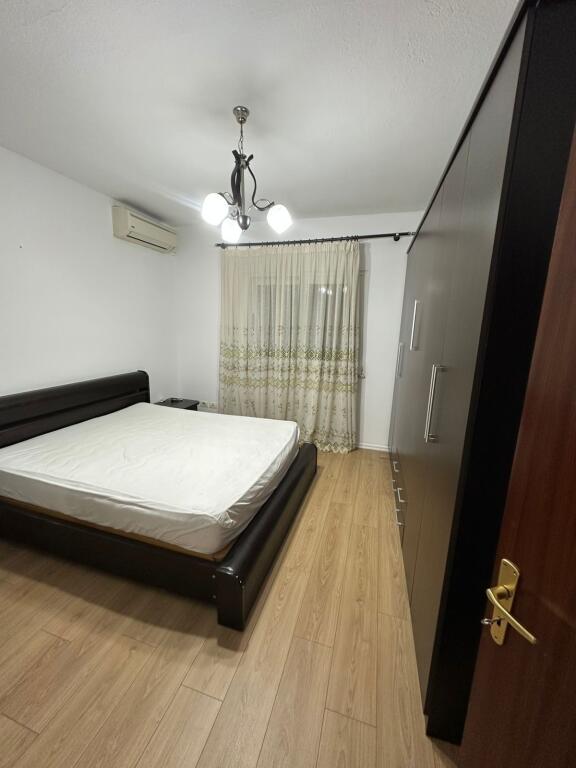 2+1,arredato vicino allo stadio Dinamo,prezzo 850 euro