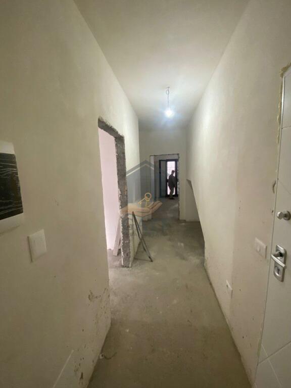 Locale commerciale in affitto al primo piano, vicino alla strada principale