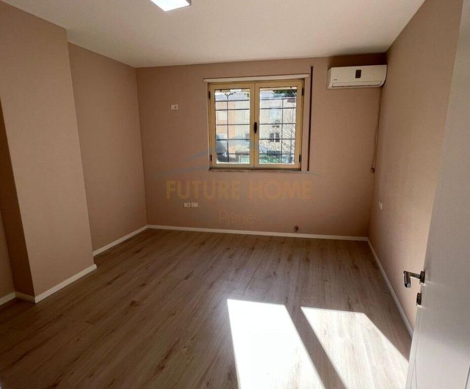 Ambient  me qira – Komuna e Parisit, Tiranë