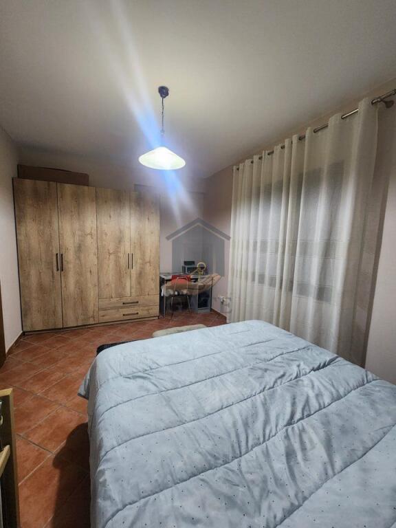 Disponojmë për shitje një super Apartament 2+1 pranë Shkollës "Bajram Curri" në Plazh