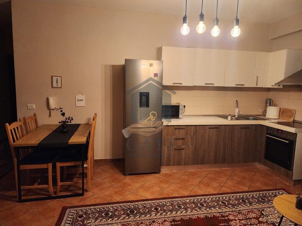 Disponojmë për shitje një super Apartament 2+1 pranë Shkollës "Bajram Curri" në Plazh