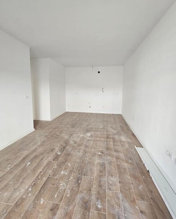 Univers City Shitet Apartament 2+1 – Veriperëndim, me Pamje nga Parku.