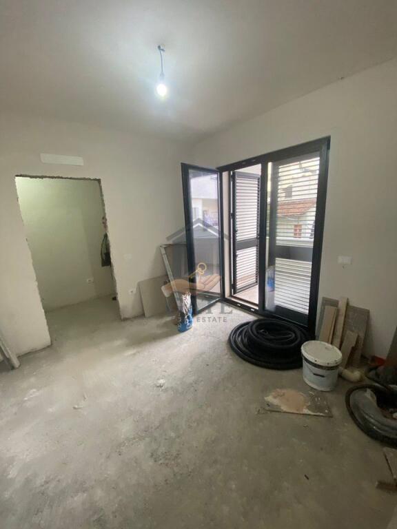 Locale commerciale in affitto al primo piano, vicino alla strada principale