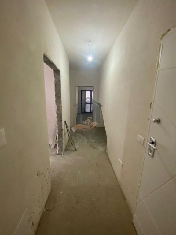 Locale commerciale in affitto al primo piano, vicino alla strada principale