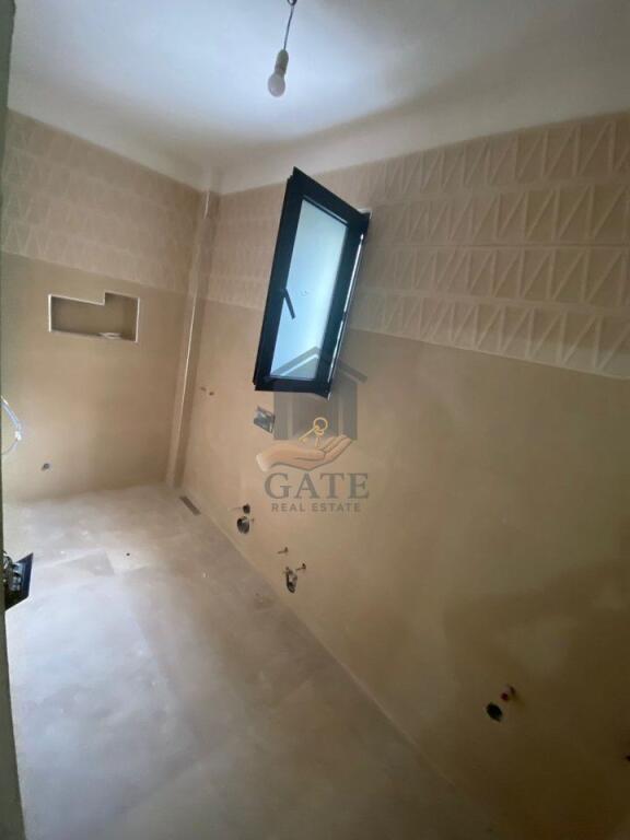 Locale commerciale in affitto al primo piano, vicino alla strada principale