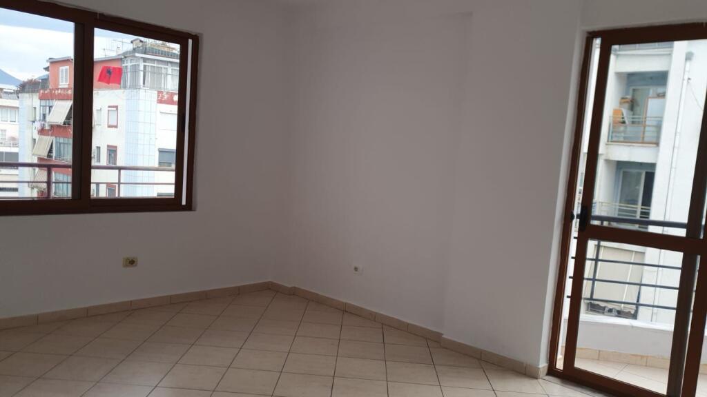 For rent 2+1+2 unfurnished with kitchen Astir near Bar Oxygen 35,000 lek