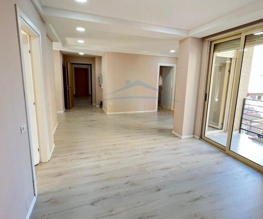 Ambient  me qira – Komuna e Parisit, Tiranë