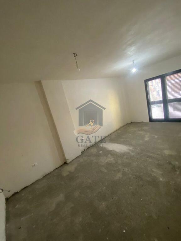 Locale commerciale in affitto al primo piano, vicino alla strada principale