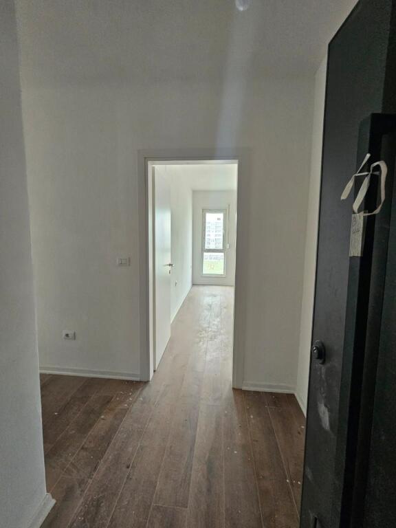 Univers City Shitet Apartament 2+1 – Veriperëndim, me Pamje nga Parku.
